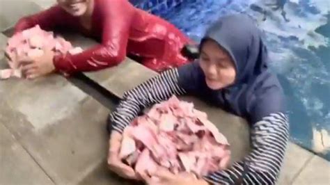 Kolam renang wlc, pringsewu, lampung, indonesia. Artis Dewi Perssik Tabur Uang Jutaan di Kolam Renang ...