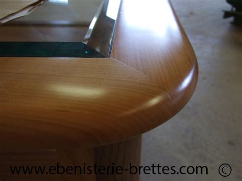 Table basse, arrondi/couleur or55 cm. Table basse en bois de merisier et noyer, dessus en verre ...