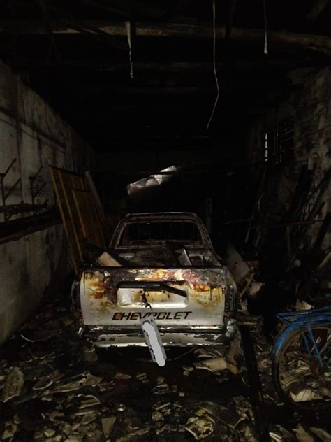 Um incêndio foi registrado em uma residência no bairro nossa senhor da salete, na madrugada deste sábado (8). Carro é parcialmente destruído após incêndio atingir ...
