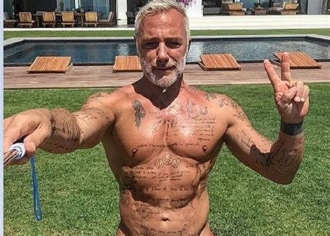 Gianluca Vacchi D Scandalo E Mostra Le Sue Parti Intime Mentre Si Cambia Il Costume Caffeina