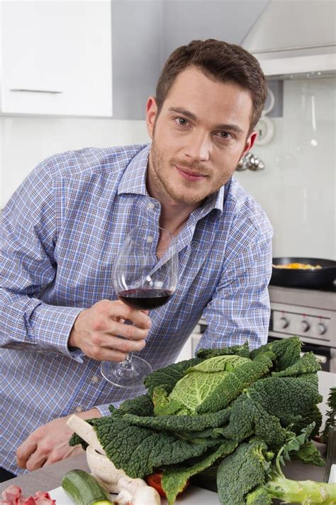 Aan Het Eind Van Het Werk Enig Mens Het Drinken Glas Wijn In De