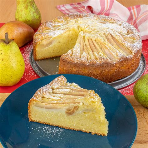Die birnen schälen, halbieren und das kerngehäuse entfernen. einfacher und schneller Birnenkuchen - Sandras Backideen