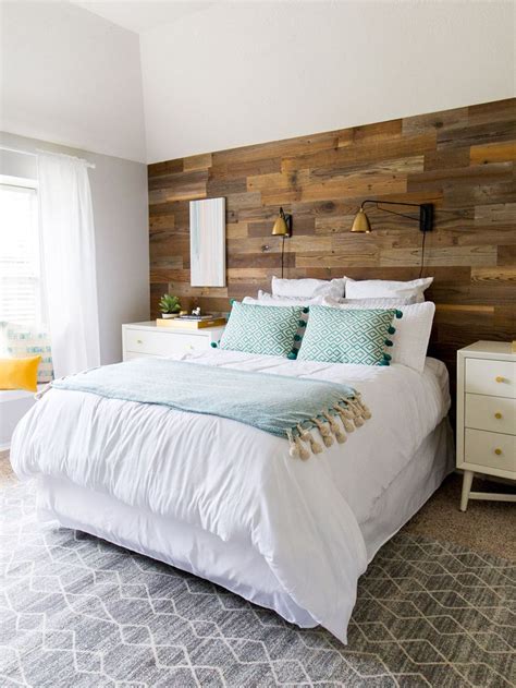 Donate all the old clothes that no longer fit you. Un panel de madera en la pared- Micasarevista | Bedroom ...