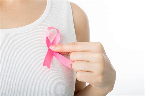 La intensa batalla de las famosas contra el cáncer de mama