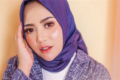 Dengan atau tanpa hijab, rachel vennya tetaplah rachel vennya. 5 Gaya Fashion Hijab Rachel Vennya dengan Busana Bernuansa ...