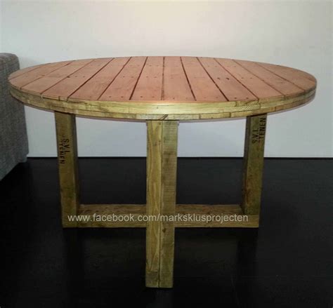 The table is big enough to fit 4 chairs and can be used as a breakfast nook for your family. Round Dinner Table Made with Recycled Pallet Wood • 1001 ...