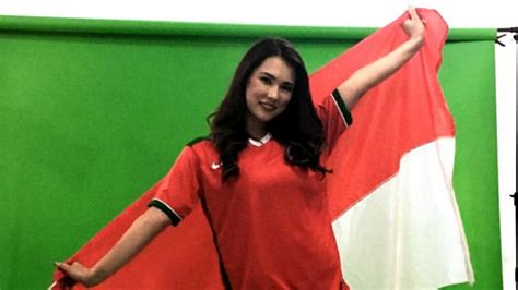 Wow Maria Ozawa Unggah Foto Pakai Baju Timnas Dan Pegang Bendera