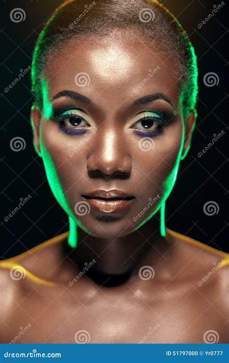 portrait de beauté de fille africaine ethnique belle sur le backgro foncé photo stock image