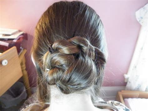 Middle partings were a common occurrence in early victorian hairstyles matched with the hair twisted and pulled back over the ears or other elements such as 'sausage curls' that framed the face. 1000+ images about 1860's hairstyles on Pinterest