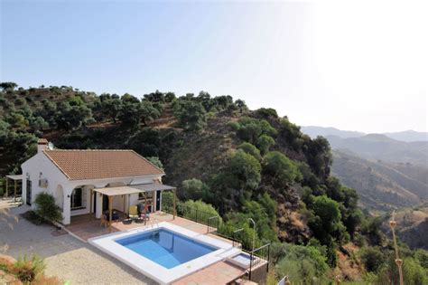 Una escapada romántica rural a una casa rural para 2 debe ser perfecta. Casas rurales en Almogía baratas | Hundredrooms