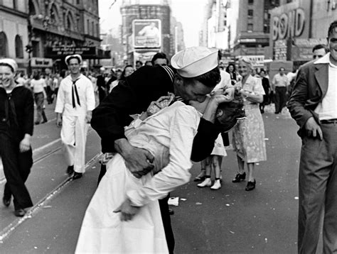 Dal 2005, infatti, si celebra sia il 6 luglio, per celebrare una coppia inglese che ha stabilito il record del bacio più lungo (31 ore e 30 minuti). Solo un bacio vero ti unisce nel corpo e ti rapisce l'anima - La Voce di New York