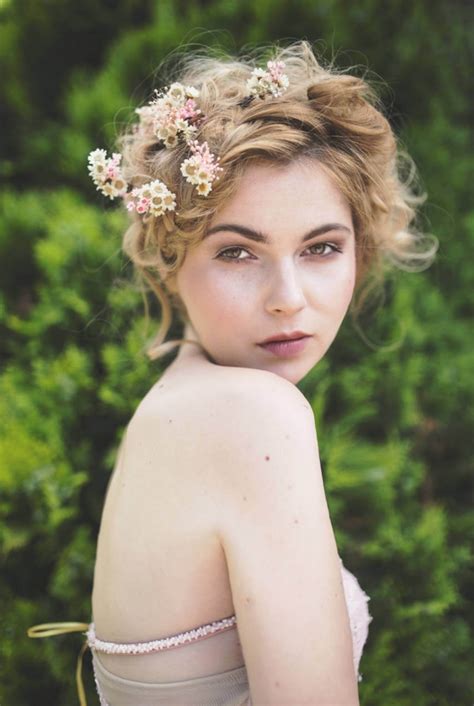 19 Ways To Wear Flowers In Your Bridal Hairstyle Kiss The Bride Magazine