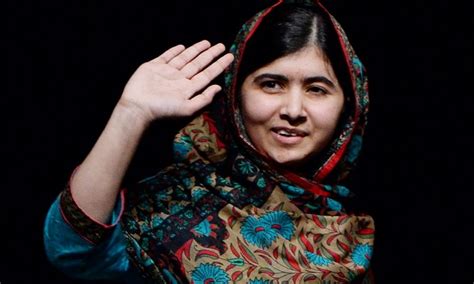 Malala yousafzai aus pakistan wurde berühmt, als sie einen mordanschlag radikalislamischer taliban schwerverletzt überlebte. Nobelpreise werden verliehen | Duda.news
