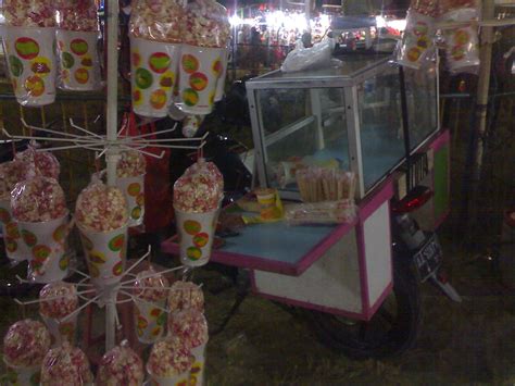 Aduk rata, lalu bagi menjadi dua. Cara Memulai Bisnis Pop Corn