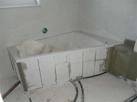 Zum beispiel indem man die badewanne selbst einmauert und dies nicht den fliesenleger. Badewanne Vor Schuttung Bauforum Auf Energiesparhaus At