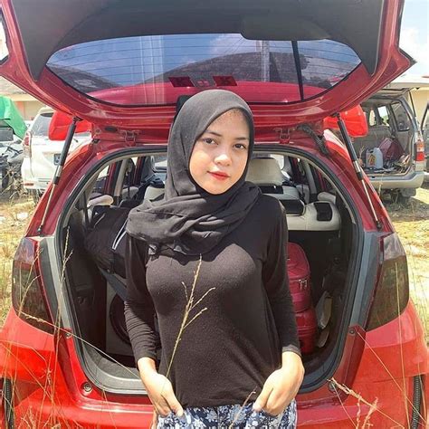Untuk style hijab casual wanita kali ini, kamu bisa memiliki penampilan semi formal dengan kemeja motif. Instagram di 2020 | Gaya hijab, Wanita, Wanita cantik