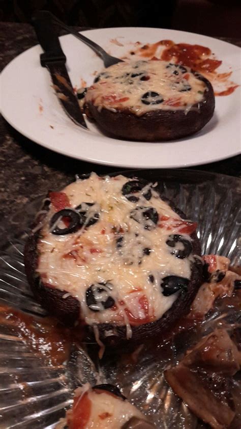 Low carb pizza stuffed mushrooms video. Portobello mushroom pizzas. 😋 | Food charts, Food, Low ...