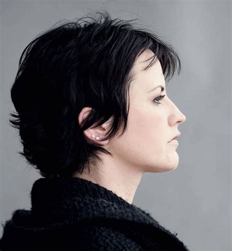 Dolores o'riordan of the cranberries in 1995. Dolores O'Riordan | Dolores o'riordan, Beautiful women ...