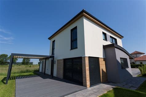 Grand garage, sas d'entrée, buanderie, pièce à vivre / cuisine (50m2), suite parentale avec pièce d'eau, wc séparé etage : Terrasse et pergola - Maison moderne en forme de cube avec ...