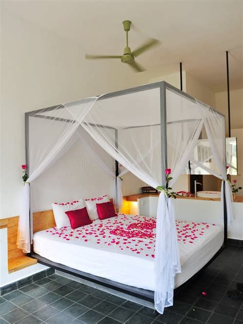 Get Ready To Laugh With Funny Rose Petals On Bed See How It S Done
