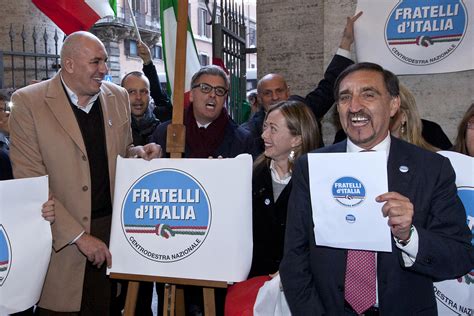 Fratelli Ditalia Ad Ascoli Spunta Il Manifesto Con Il Teschio Simbolo