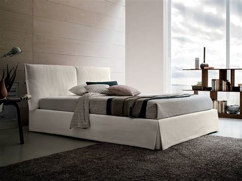 Inclusa rete (160x190 cm oppure 160x200 cm) alzata rete assistita da pistoni con attacco sferico, blocco a pressione rivestimento sfoderabile cuscinotto. Letto classico con contenitore Emily Felis a prezzo scontato