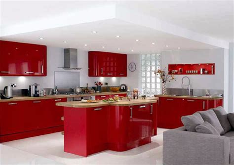 We spend so much time cooking, dining and socialising in our kitchens that we need them to be functional and practical but also inviting and attractive at the same time. Urban red high gloss kitchen - Moda Dekorasyon | Moda ...