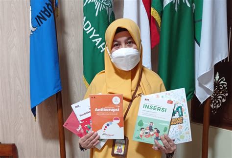 Sd Muhammadiyah 1 Surakarta Terima Bantuan Buku Dari Kpk