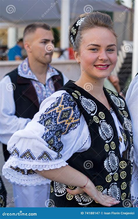 Jeune Femme De Roumanie Dans Le Costume Traditionnel 16 Photographie