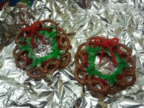 To prevent the chocolate from setting, it's easiest to melt in batches. Christmas Pretzel wreath. Pretzels White chocolate ...