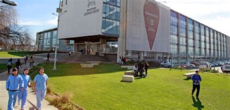 Nuestros edificios y campus académicos se encuentran emplazados en torno al parque almagro, importante pulmón verde de santiago. Universidad Andrés Bello