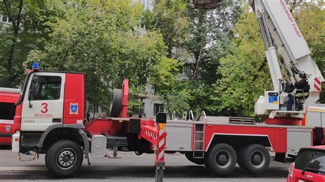 По данным экстренных служб, прогремело больше 100 взрывов, к тушению привлекли два. Пожар в Москве улица Яблочкова 34 - YouTube