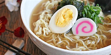 Для навара я беру часть куриной тушки, а для подачи — свиной стейк. Ricetta Ramen - Roba da Donne