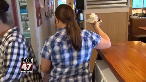 A Waitress Receives A 3000 Tip Youtube