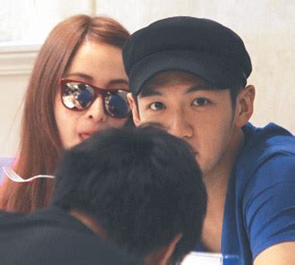 Elva hsiao 蕭亞軒 / joey 郭慧芳 marketing: 蕭亞軒柯震東約會遭曝光 男帥女靚大方秀甜蜜(圖)--台灣頻道--人民網