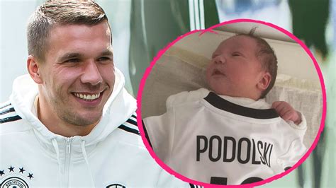 Joachim „jogi löw (* 3. Süße Glücksbringerin: Lukas Podolski zeigt Tochter Maya ...