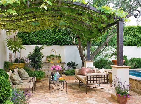 Che tu abbia un giardino, un terrazzo o anche solo un balcone, puoi decorarlo con mobili da giardino resistenti alle intemperie e adatti alle tue esigenze: Progettare un giardino rustico pieno di colori e calore ...