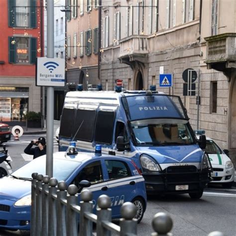 Ora è vera giustizia il caso della 19enne massacrata con 85 coltellate per aver detto no alle avance di chi la ospitava la ragazza si sarebbe suicidata nel 2016 a seguito della diffusione di video che la ritraevano in atteggiamenti intimi: Omicidio di Seriate, Tizzani in aula «Io in giardino ...