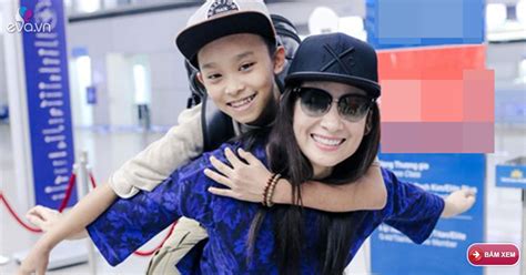 Lúc ban đầu, cậu bé còn hơi sợ vì chẳng có bạn bè, nhưng bây giờ mọi thứ đã tốt hơn nhiều. Phi Nhung vui vẻ cõng con nuôi Hồ Văn Cường đùa giỡn tại ...