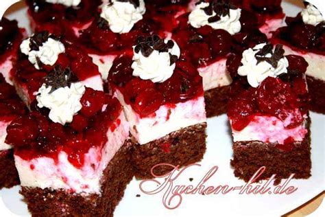 Quarkcreme auf den kuchen geben und gleichmäßig verstreichen, 2 stunden kalt stellen. Kirsch-Quark Kuchen Rezept - Kuchen-hit.de