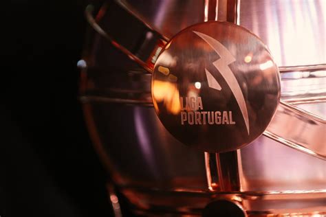 The primeira liga (pɾiˈmɐjɾɐ ˈliɣɐ; Equipas minhotas conhecem calendário da Primeira Liga 2021/22