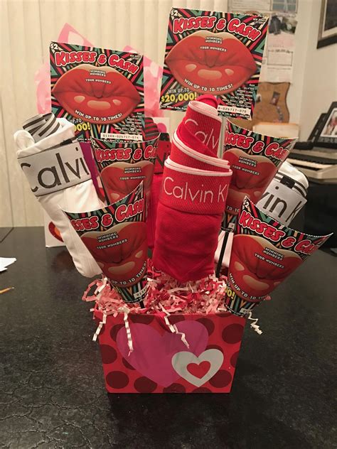 Looking for a valentine's day gift to get your bf or husband? Valentine's Day gifts for him. DIY crafts. "Bouquet" of ...