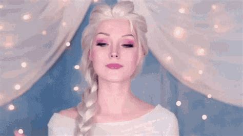 Elsa Cosplay Gif Elsa Cosplay Frozen Discover Share Gifs