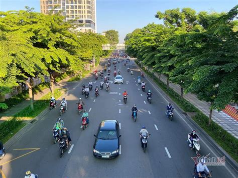 Đường phố vắng xe, quán ăn, quán giải khát đóng cửa hoặc chỉ bán mang về. Đường phố TP.HCM vắng vẻ ngày đầu giãn cách xã hội