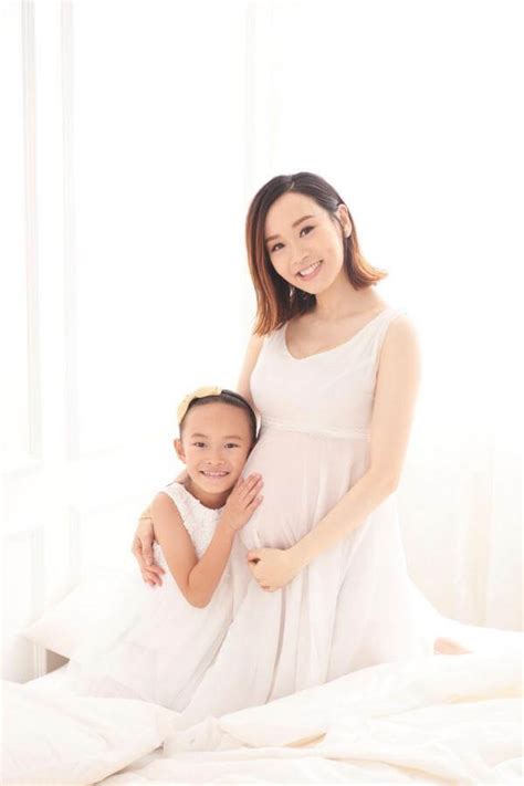 拍拖半年閃婚 楊思琦認大肚後首見人︰覺得自己中獎 │ 楊思琦懷孕 │ 楊思琦結婚 │ 娛樂新聞. 【準備誕B】楊思琦偕囡囡影大肚寫真 - 本地 - 明周娛樂