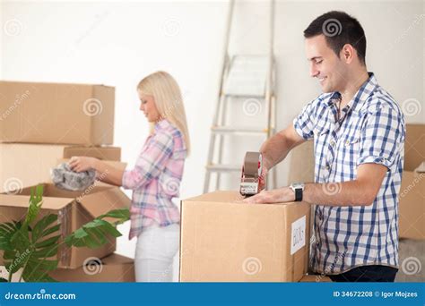 Couple Packing Moving Boxes Stock Photography 34672208