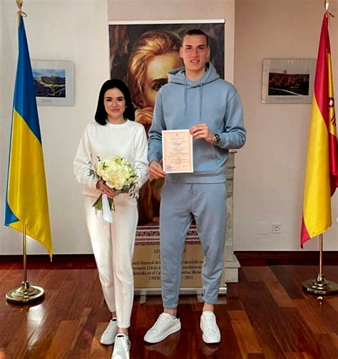 Andrey Lunin Portero Del Real Madrid Y Su Novia Anastasia Tamazova Se Casan ¡en Chándal