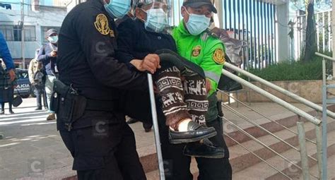 Policías Solidarios Cargaron A Adulta Mayor Para Que Llegue A Local Y