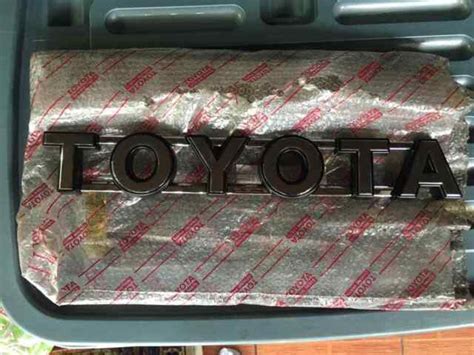 Toyota Hilux Ln60 Ln61 Ln65 Yn60 Yn63 Yn65 Front Grille Emblem Badge