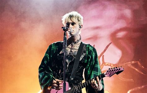 Watch Machine Gun Kelly And Travis Barker Perform ‘papercuts At The